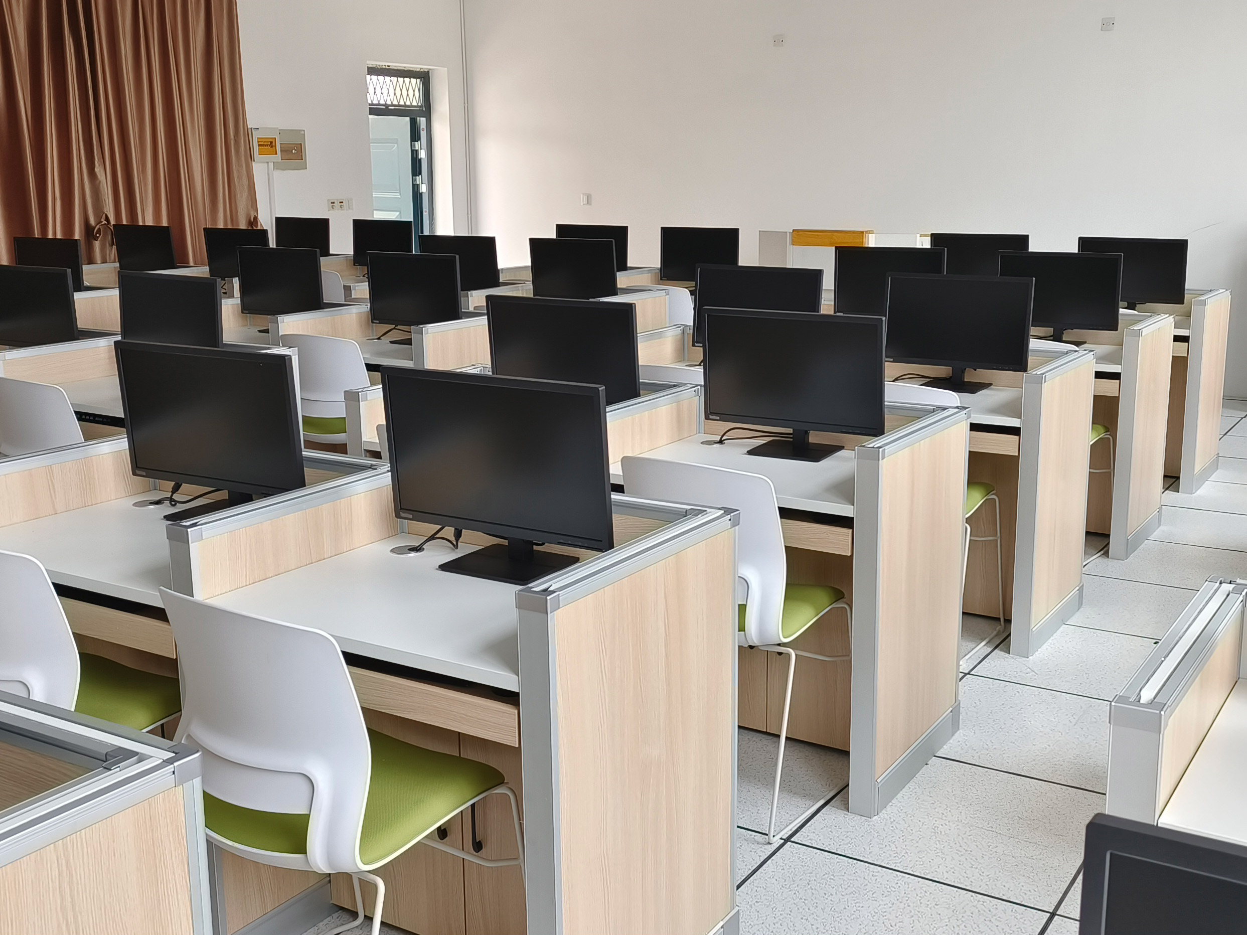 安徽治金科技職業學院升降屏風語音教室