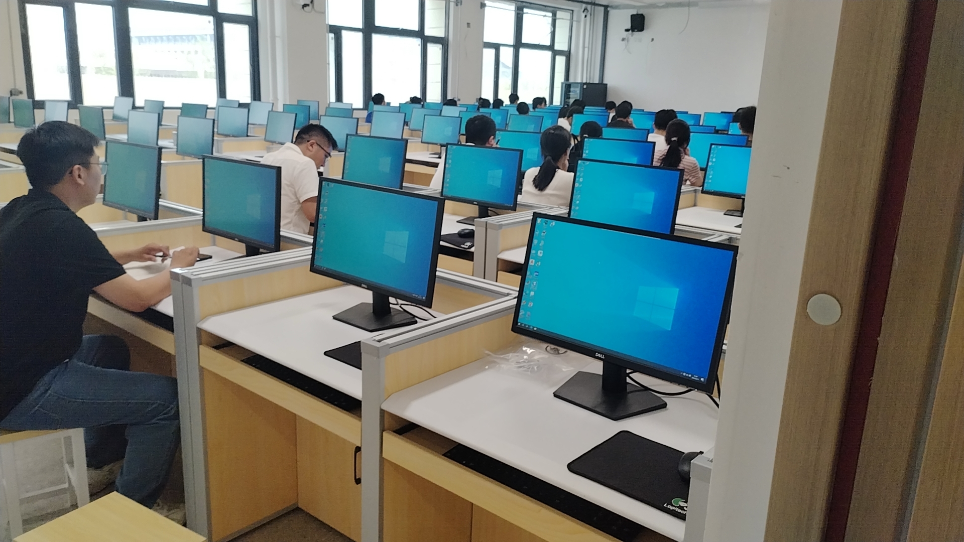 屏風(fēng)降下，做普通教室使用