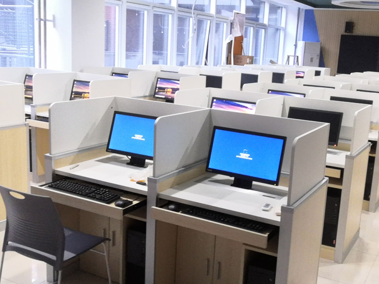 山東濟南寶華中學升降屏風語音教室